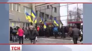 Кілька десятків молодиків заблокували входи до представництва ЄС в Києві