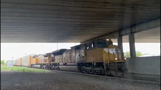 UP8586 Leads a Autorack Under BatShit Crossing in Round Rock Tx