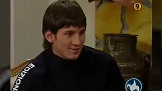 Messi sufre acoso durante una entrevista de 2005... ¡con 18 años!