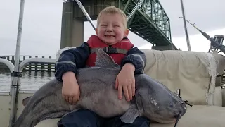 How to Catch Big Catfish on a Big River - NEW PB Blue Catfish!