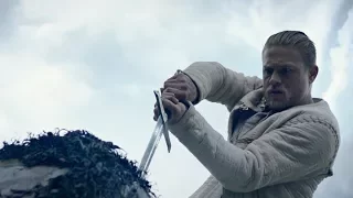 REI ARTHUR TIRANDO A ESPADA DA PEDRA / Filme: Rei Arthur A Lenda Da Espada (2017)