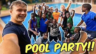 INVITERER BØRN TIL DET VILDESTE POOL PARTY I AFRIKA!