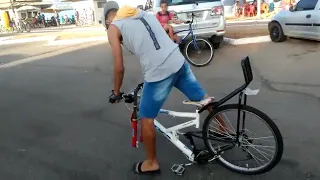 levando uma queda