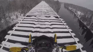 5 Momentos captados cuando cruzan PUENTES peligrosos que no te animarías a cruzarlos