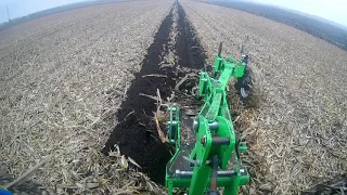 Пахаем кукурузу готовим поле к следующему году New Holland 5.110 с Велесом ПНВБ 3-40