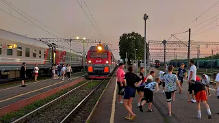 Летний вечер-2 на станции Грязи-Воронежские. Отправление ЭП1М-437 с пассажирским поездом.