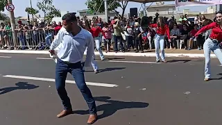 Cia de Dança BS Fitness Arrasa com Clima de Rodeio no Desfile Cívico de Barretos!