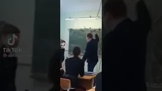 Ученик ударил учителя