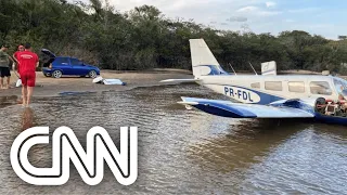 Veja momento em que avião faz pouso de emergência nas águas de um rio em Roraima | CNN PRIMETIME