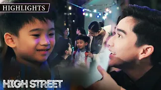 Riley is shocked when Roxy's son comes running unto him | High Street (w/ English subs)