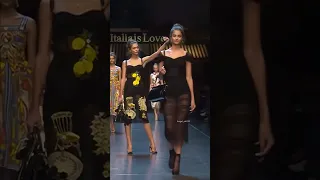 Taylor Hill and Zhenya Katava took a selfie on the runway.✨ #dolceandgabbana  #runway