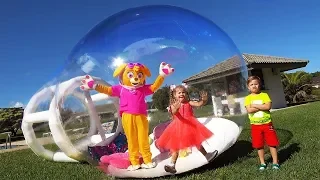 Diana e nova casinha de brinquedo para crianças