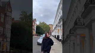 Hania Amir in the shahrukh khan poses in london (SRK) most viewed video #haniaamir #sharukhkhan