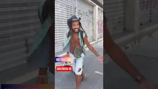 dorme sujo após o show indo embora