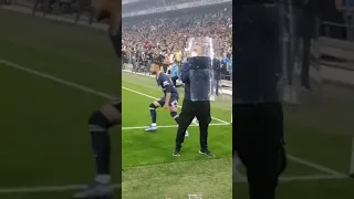 The rude behavior of Marseille fans with Neymar and other players☹