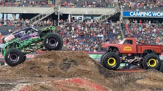 GRAVE DIGGER JUMPS OVER 5 OTHER GRAVE DIGGERS AT MONSTER JAM!