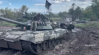 Трофейный танк Т-80У тянет трофейную гаубицу МСТА-Б A captured T-80U tank pulls a captured MSTA-B