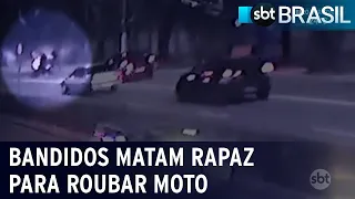 Bandidos matam rapaz a tiros para roubar moto de luxo | SBT Brasil (11/01/21)