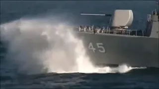 Türk Deniz kuvvetlerine bağlı savaş gemiler adeta dalgalarla boğuşuyor