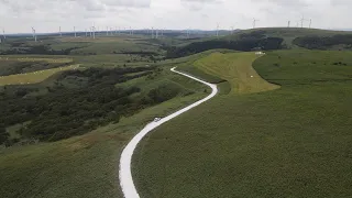 ＜4K-ドローン空撮＞北海道　稚内市　宗谷丘陵の人気スポット「白い道」