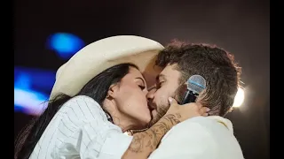 Ana Castela e Gustavo Mioto se beijam no palco no Ribeirão Rodeo Music 2024 em Ribeirão Preto - SP