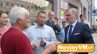 Premiér Petr Fiala debatuje na náměstí ve Velkém Meziříčí o cenách energie - 25. 8.  2022