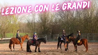 Cavalco al ranch grande con le grandi