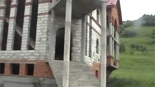 Закарпатье, заброшеные недостроеные дома в Тячевском р-не.