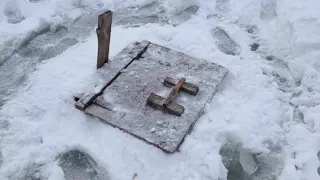 Простой способ дышать рыбам зимой, чтобы прорубь не замерзала.