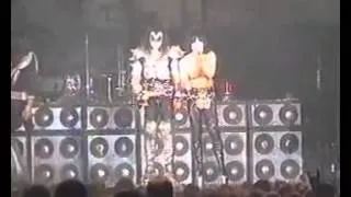 Paul Stanley gets mad at a guy with a laser