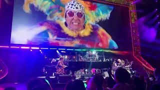 Elton John - Saturday Night's Alright For Fighting / Band Bows (Live @O2 London) - FYBR - FLOOR (4K)