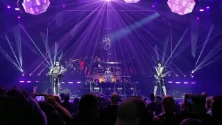 KISS - I Was Made For Loving You - Atlanta - 10.10.21 Tommy Solo:Paul Fly Back