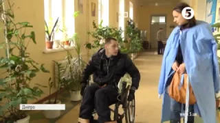 Як волонтер в інвалідному візку допомагає бійцям АТО пережити жахи війни