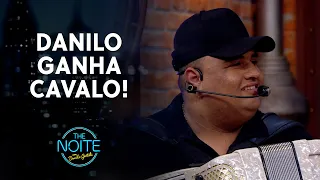 Será que o Danilão vai gostar do presente? | The Noite (21/04/21)