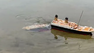 Titanic model failed sinking in pond  #2￼