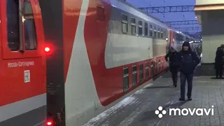 Казанский железнодорожный вокзал. Двухэтажные российские  поезда . Москва .