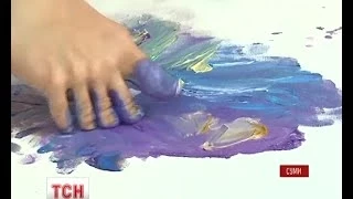 Дівчина, яка малює пальцями ніг, переказує гроші від продажу робіт на доброчинність