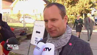 Matthias Strolz bei der Stimmabgabe