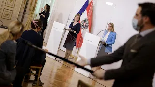 Pressekonferenz über Fertigungsstrategien für Schutzkleidung in Österreich.