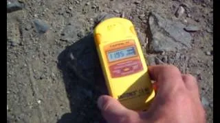 Желтые Воды часть2 - радиоактивные камни на дороге.wmv