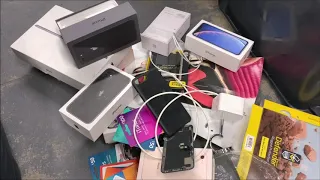 BIGGEST APPLE STORE DUMPSTER DIVING JACKPOT! FOUND IPHONES, MACBOOK, AIRPODS, IPAD, AND MORE!!