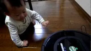 ルンバを怖がる赤ちゃん Baby went into a panic by Roomba.