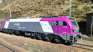 Renfe 256 subiendo por la rampa de Pajares uno de sus primeros mercantes.