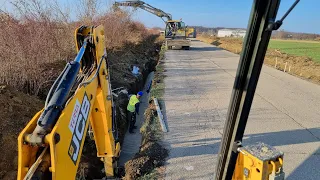 JCB 4CX Backhoe Loader Excavating For Water pipes