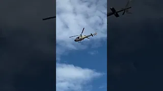Helicóptero da polícia no céu azul