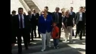 Il bimbo siriano Luai, 4 anni, corre ad abbracciare la Merkel