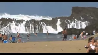 мощная волна накрыла отдыхающих на пляже