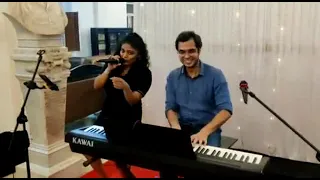 Mark F Parakh and Lynn D'Souza perform 'I saw her standing there'