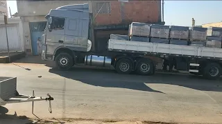 CARRETA CARREGADA DE PISO LEVANTANDO A FRENTE SUBINDO A LADEIRA