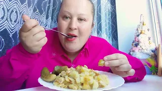 Мукбанг жареная картошка на сале🍟соленья🥒